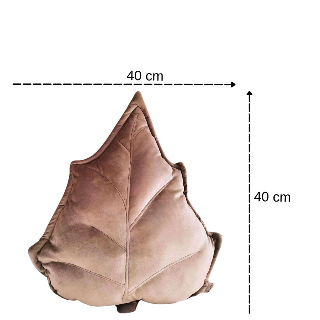 Beżowy zestaw poduszek liście z velvetu, polskie rękodzieło pasujące do naturalnych wnętrz w stylu boho.