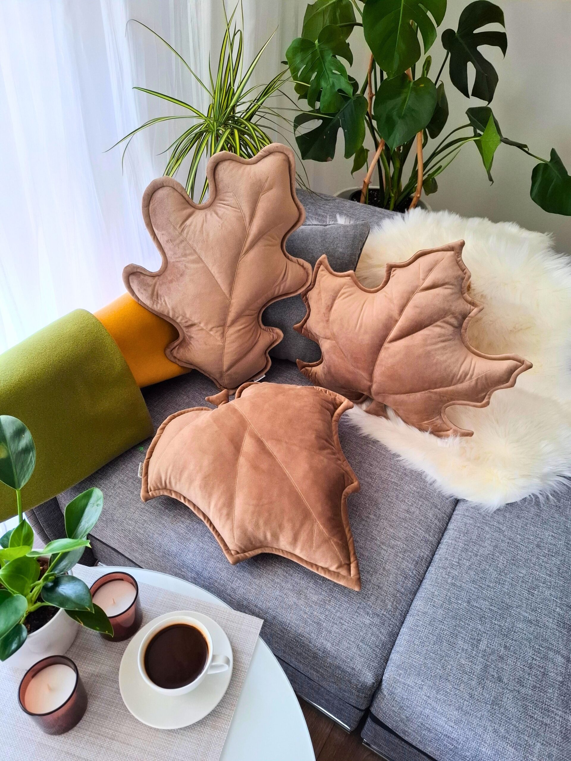 Beżowy zestaw poduszek liście z velvetu, polskie rękodzieło pasujące do naturalnych wnętrz w stylu boho.