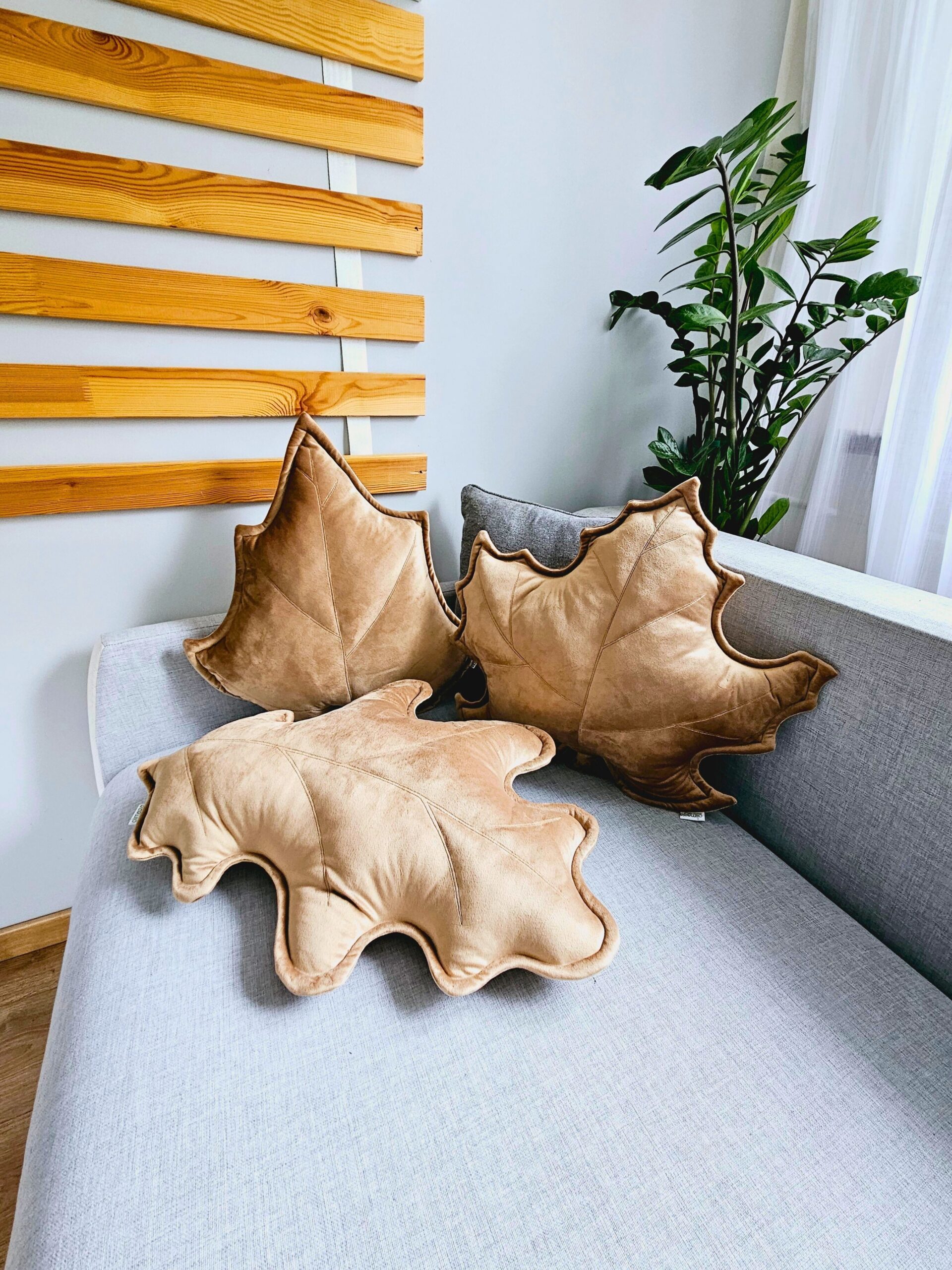 Beżowy zestaw poduszek liście z velvetu, polskie rękodzieło pasujące do naturalnych wnętrz w stylu boho.