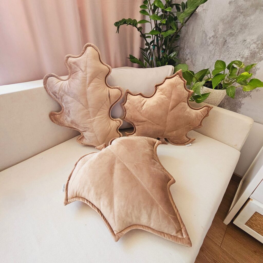 Beżowy zestaw poduszek liście z velvetu, polskie rękodzieło pasujące do naturalnych wnętrz w stylu boho.