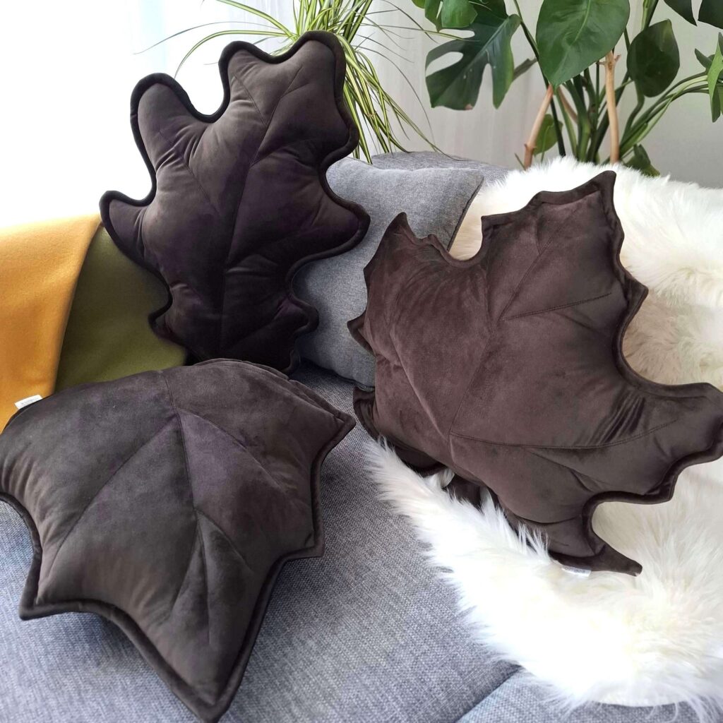 Zestaw 3 brązowych poduszek liści w kolorze czekoladowym, przytulne dekoracje jesienne z weluru