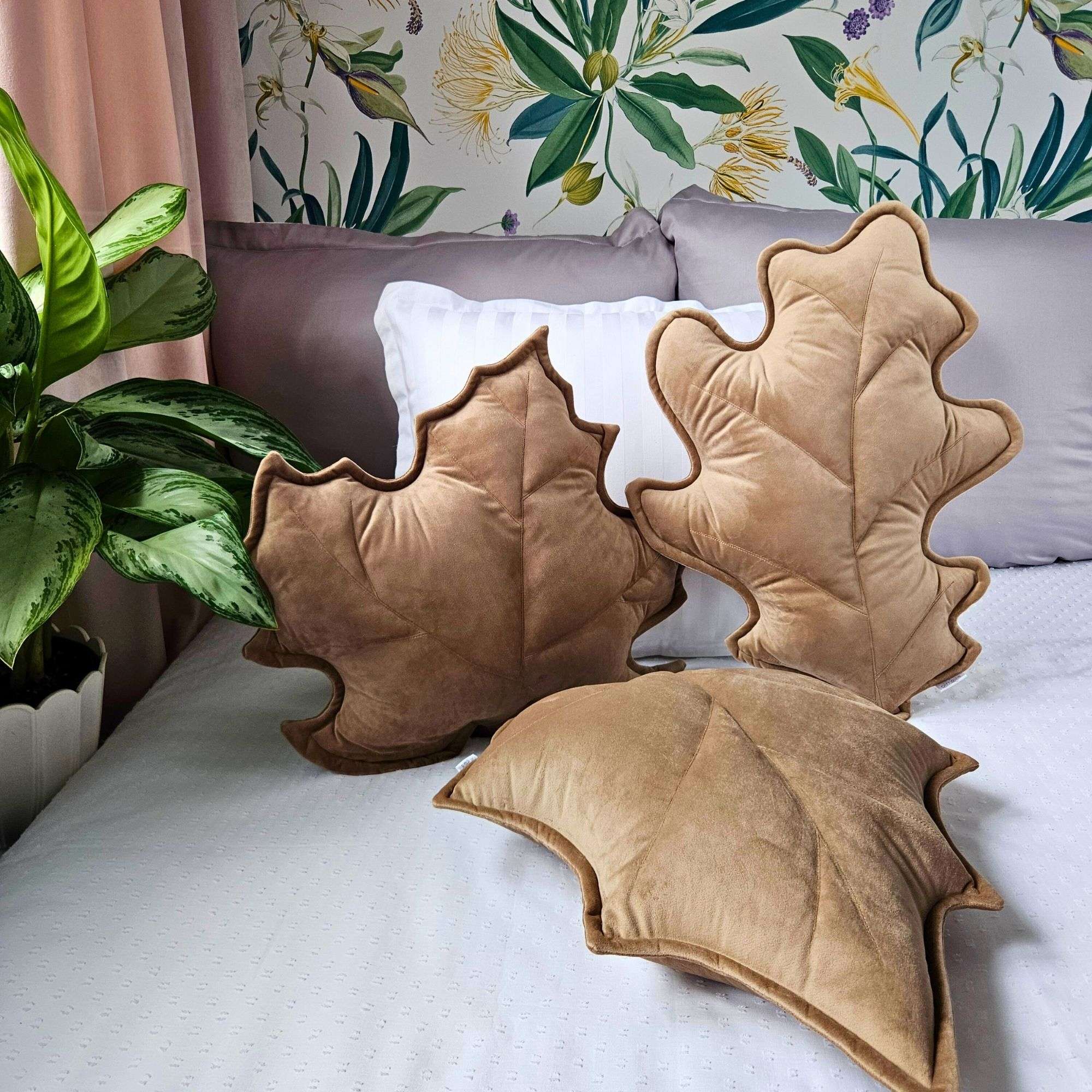 Beżowy zestaw poduszek liście z velvetu, polskie rękodzieło pasujące do naturalnych wnętrz w stylu boho.