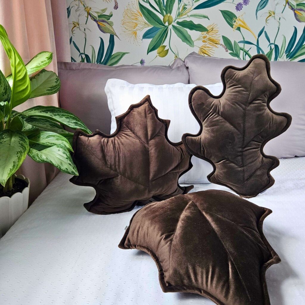 Zestaw 3 brązowych poduszek liści w kolorze czekoladowym, przytulne dekoracje jesienne z weluru