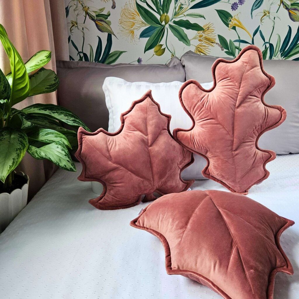 Różowe poduszki dekoracyjne liście w zestawie, miękkie i antyalergiczne przytulanki do sypialni lub pokoju dziecka.