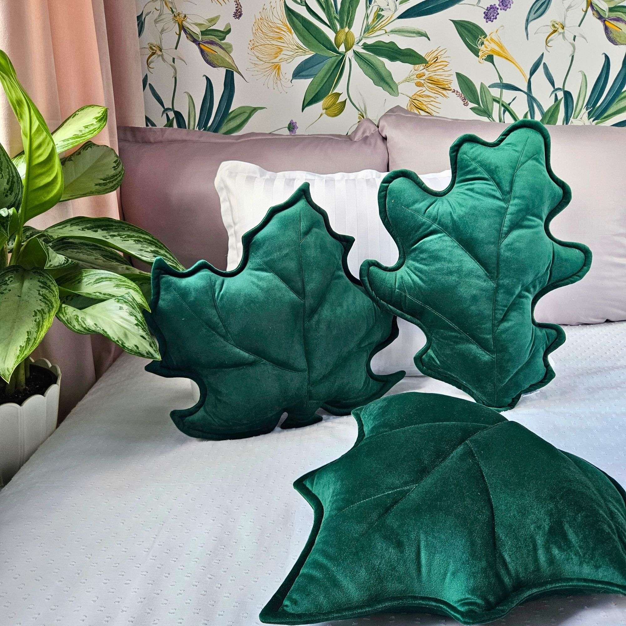 Komplet 3 zielonych poduszek ozdobnych liście z weluru, roślinne dodatki do salonu w stylu urban jungle.