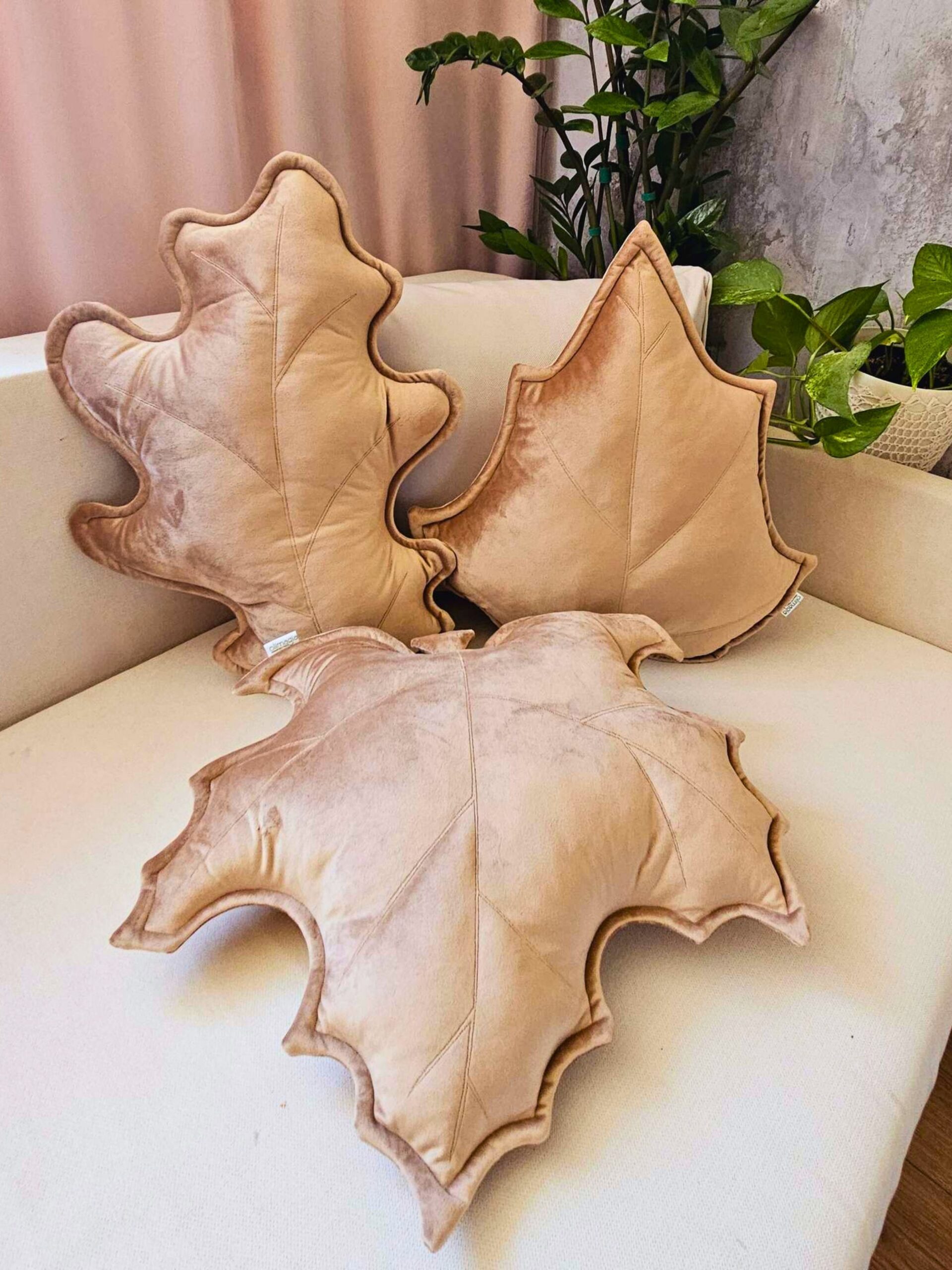 Beżowy zestaw poduszek liście z velvetu, polskie rękodzieło pasujące do naturalnych wnętrz w stylu boho.