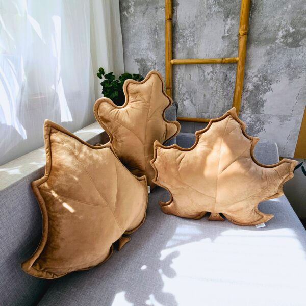 Beżowy zestaw poduszek liście z velvetu, polskie rękodzieło pasujące do naturalnych wnętrz w stylu boho.