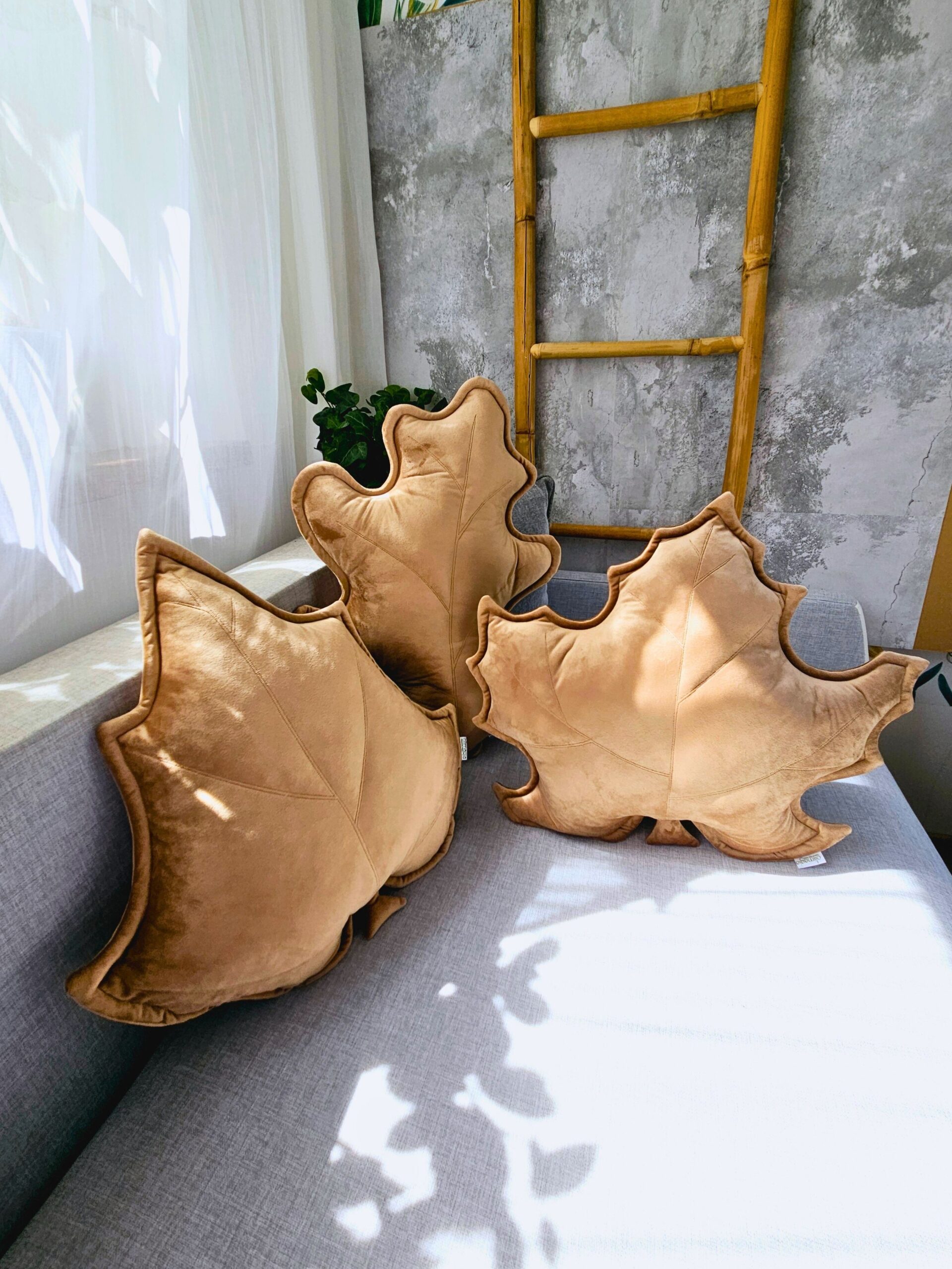 Beżowy zestaw poduszek liście z velvetu, polskie rękodzieło pasujące do naturalnych wnętrz w stylu boho.