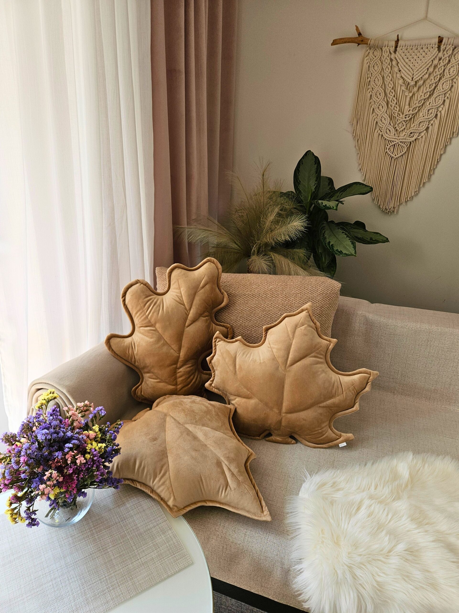 Beżowy zestaw poduszek liście z velvetu, polskie rękodzieło pasujące do naturalnych wnętrz w stylu boho.