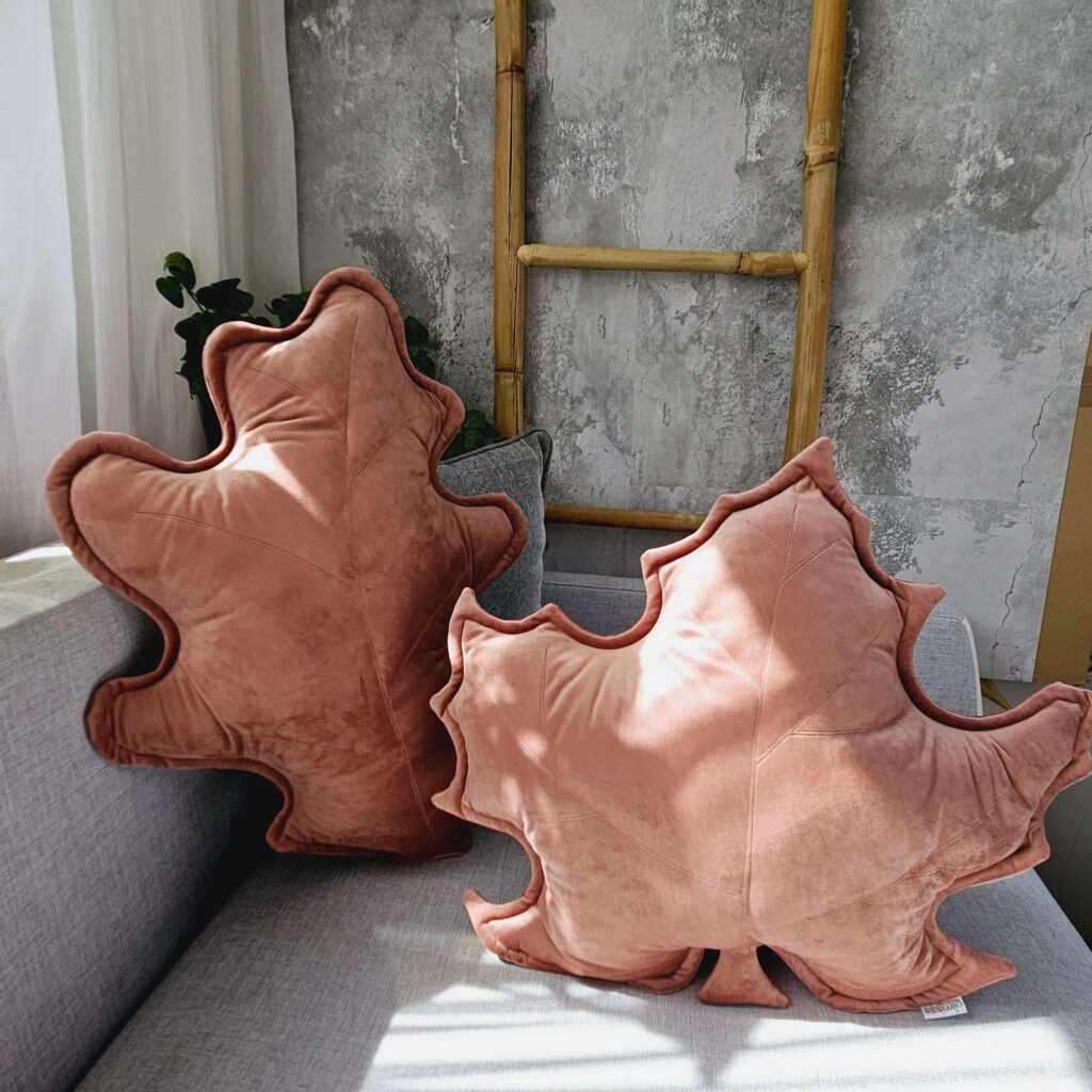 Różowe poduszki dekoracyjne liście w zestawie, miękkie i antyalergiczne przytulanki do sypialni lub pokoju dziecka.