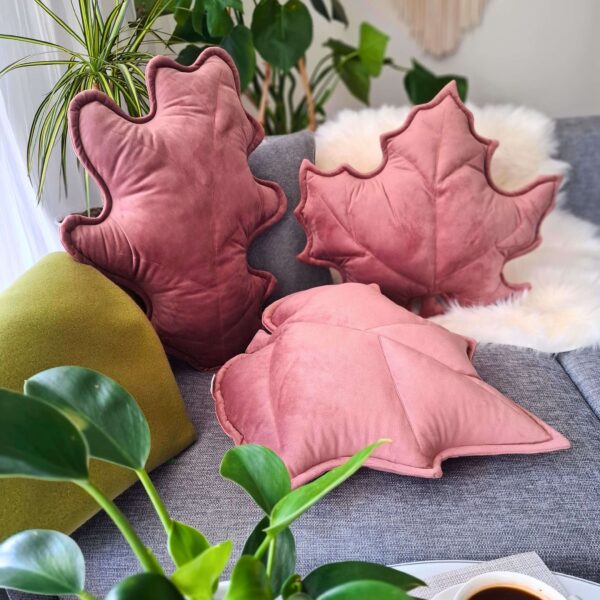 Różowe poduszki dekoracyjne liście w zestawie, miękkie i antyalergiczne przytulanki do sypialni lub pokoju dziecka.