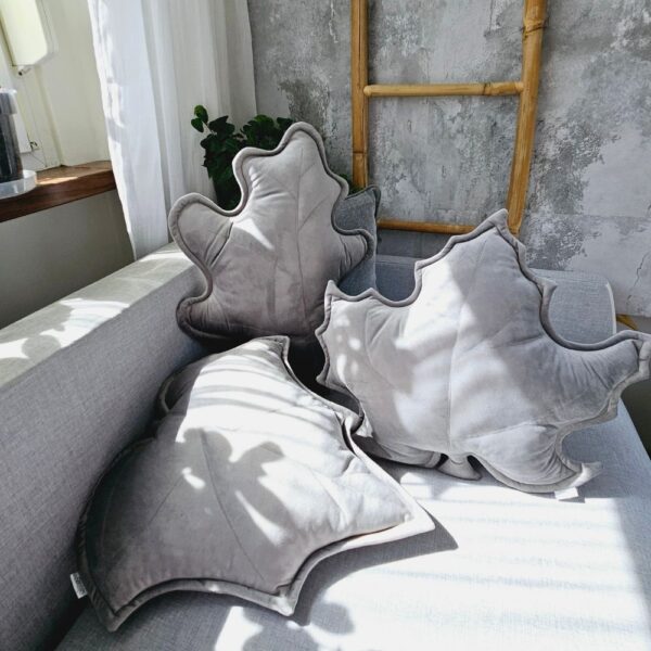 Szare poduszki liście 3 sztuki, nowoczesna dekoracja kanapy wykonana z wysokiej jakości aksamitu meblowego.
