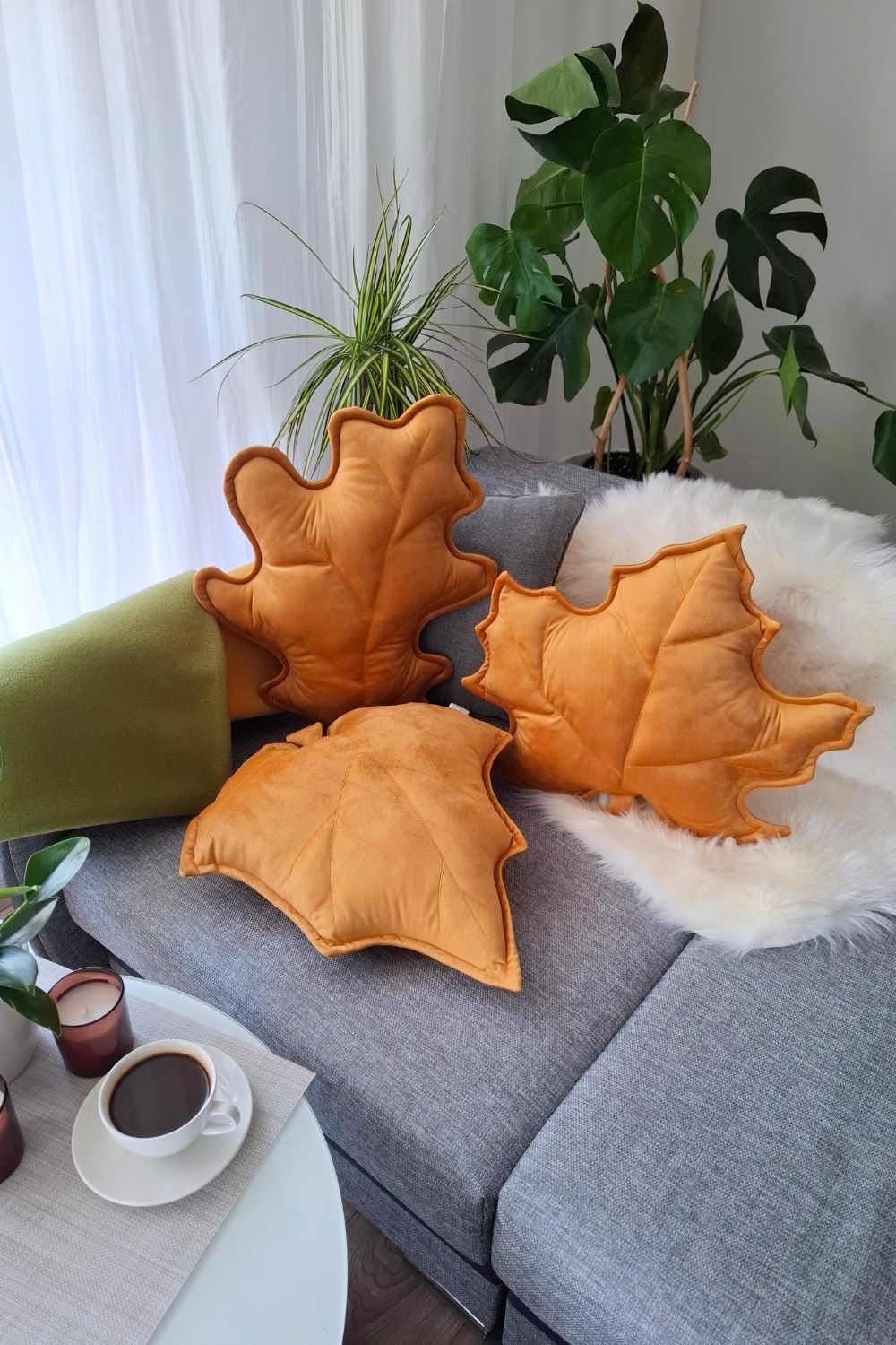 Zestaw 3 musztardowych poduszek dekoracyjnych w kształcie liści, idealny jako prezent na parapetówkę.