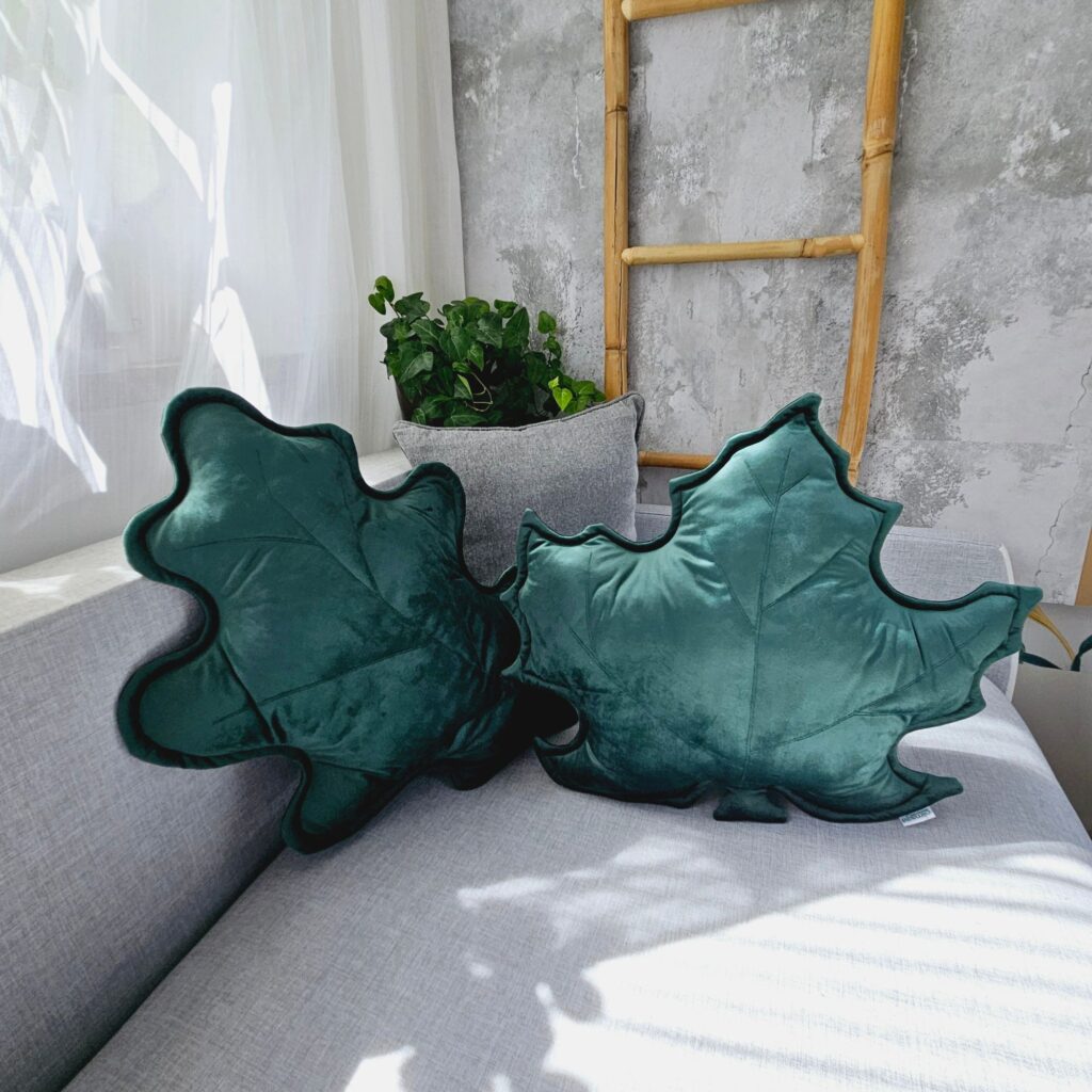 Komplet 3 zielonych poduszek ozdobnych liście z weluru, roślinne dodatki do salonu w stylu urban jungle.