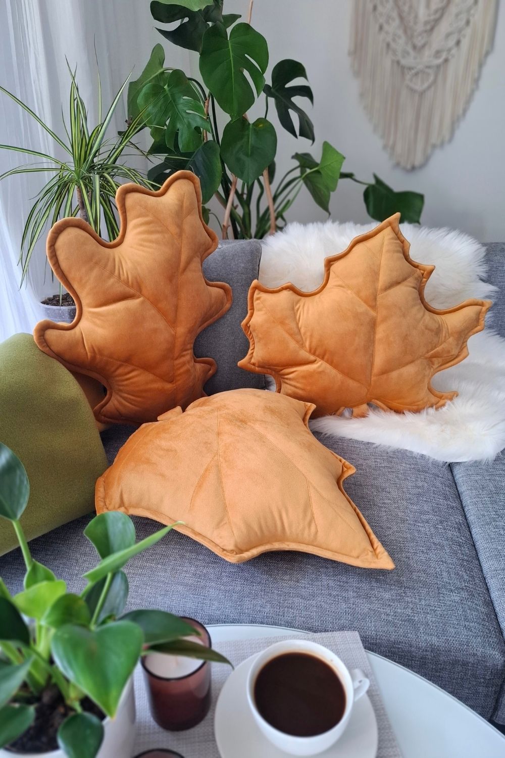Zestaw 3 musztardowych poduszek dekoracyjnych w kształcie liści, idealny jako prezent na parapetówkę.