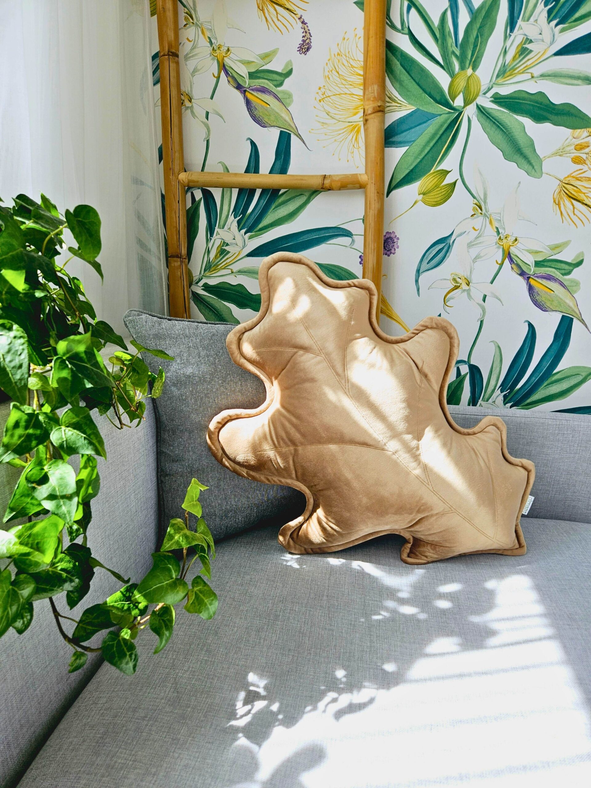 Beżowa poduszka dekoracyjna liść dębu w eleganckim salonie