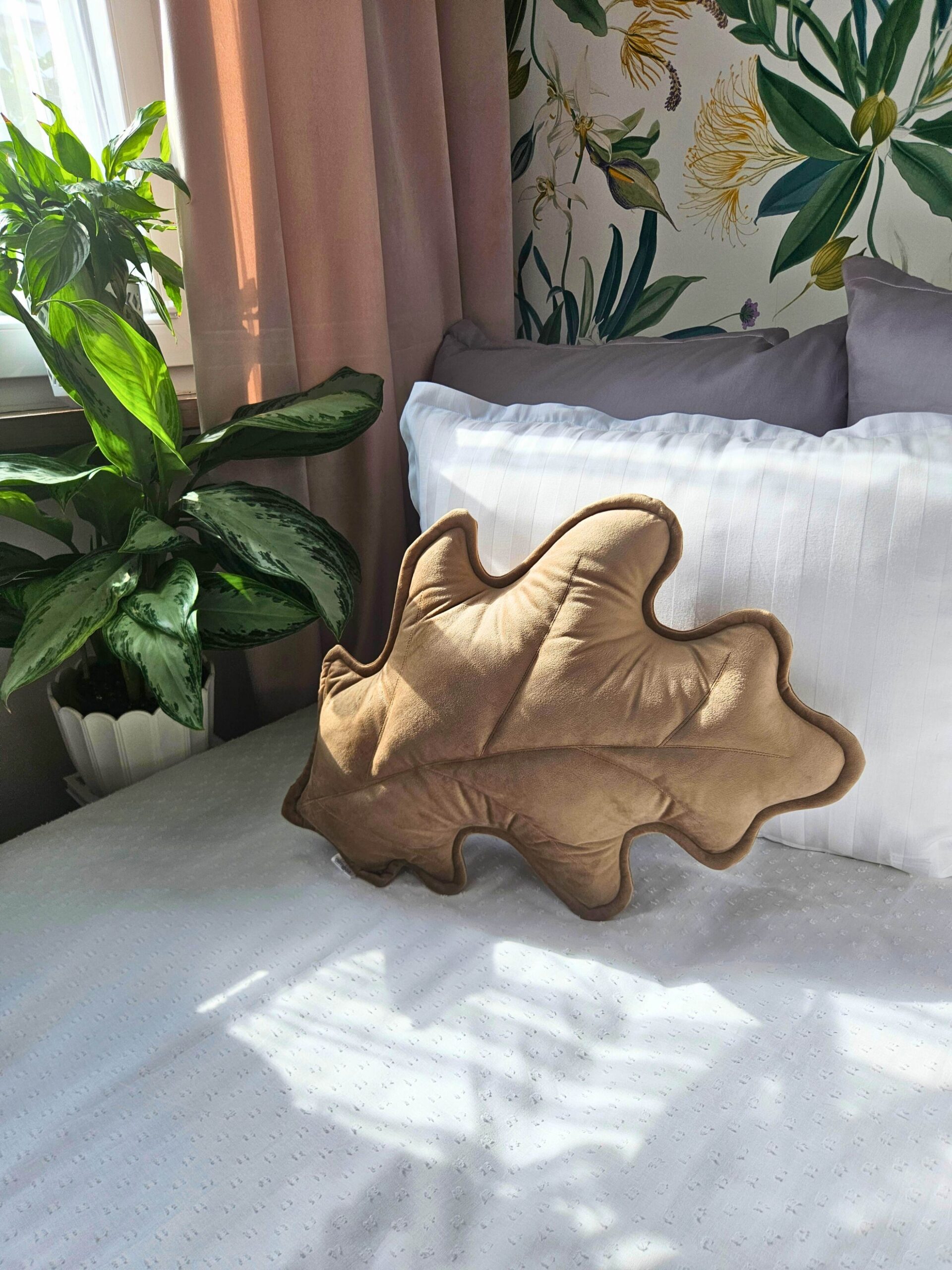 Beżowa poduszka dekoracyjna liść dębu w eleganckim salonie