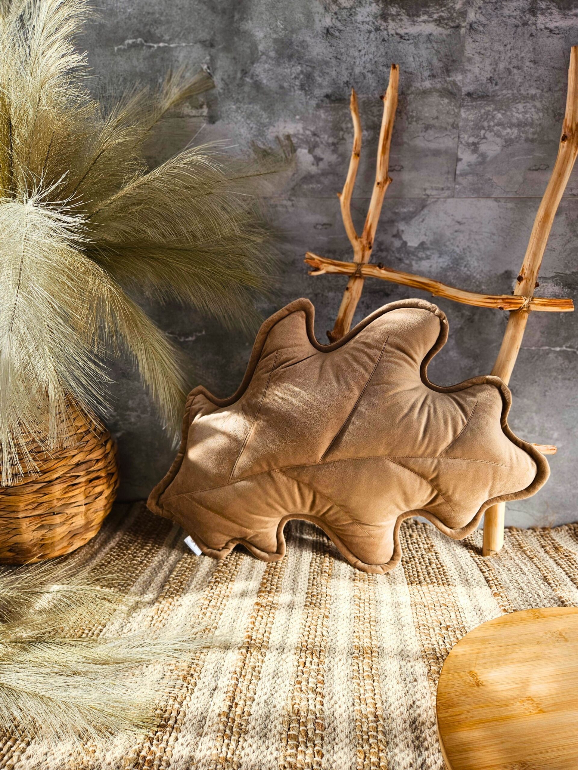 Beżowa poduszka dekoracyjna liść dębu w eleganckim salonie