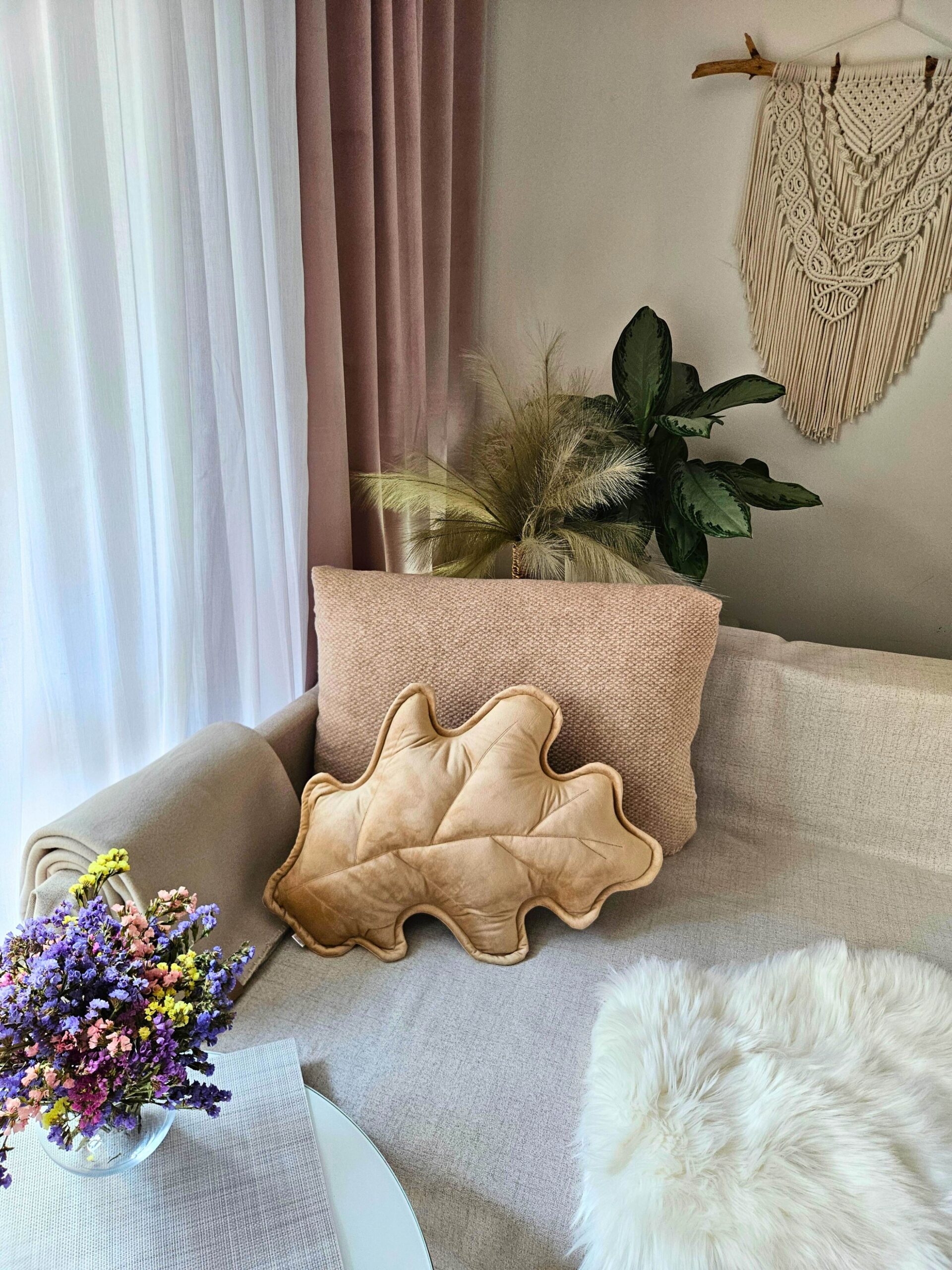 Beżowa poduszka dekoracyjna liść dębu w eleganckim salonie