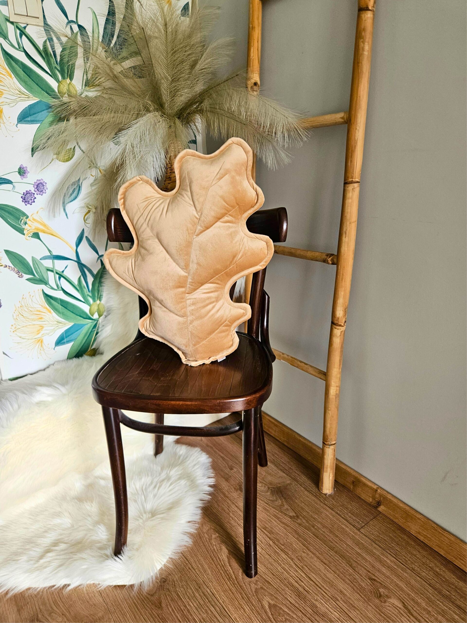 Beżowa poduszka dekoracyjna liść dębu w eleganckim salonie