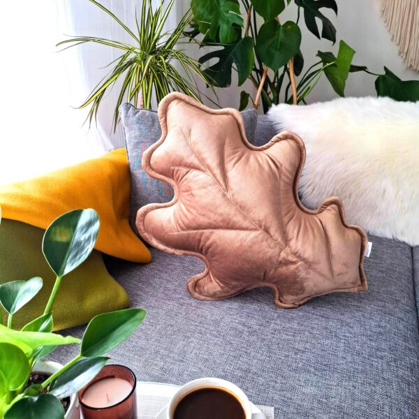 Beżowa poduszka dekoracyjna liść dębu w eleganckim salonie