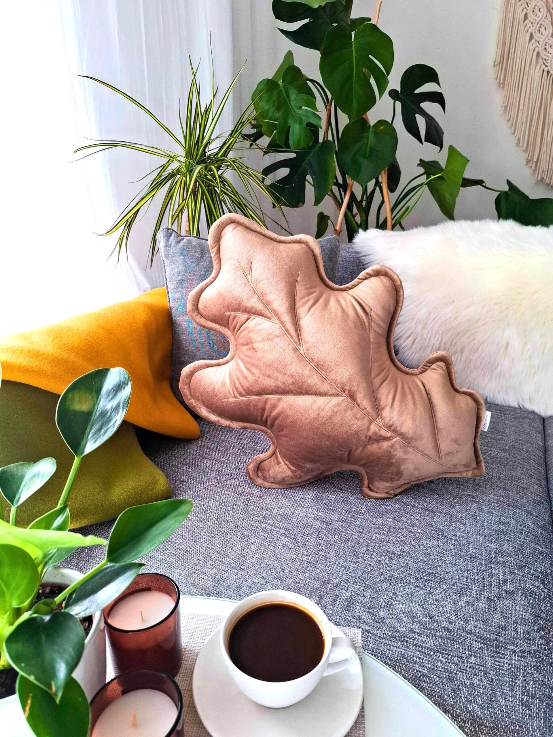 Beżowa poduszka dekoracyjna liść dębu w eleganckim salonie