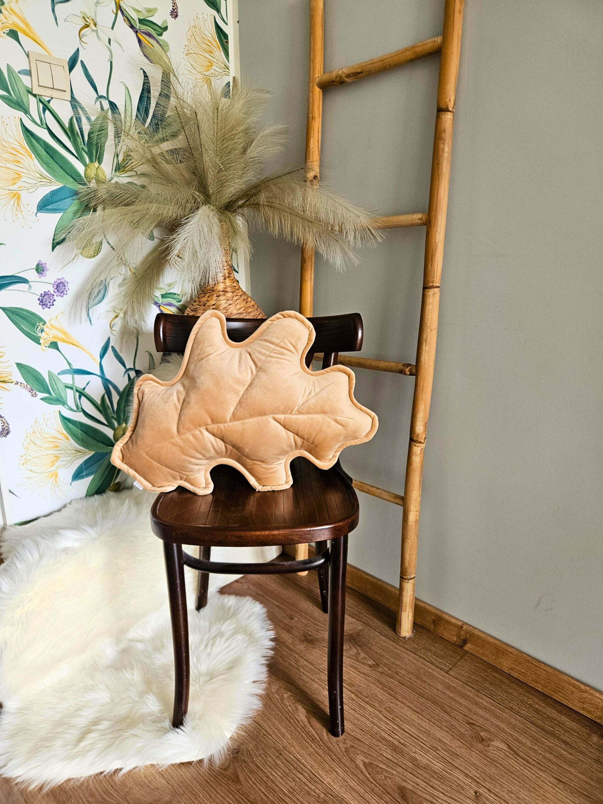 Beżowa poduszka dekoracyjna liść dębu w eleganckim salonie