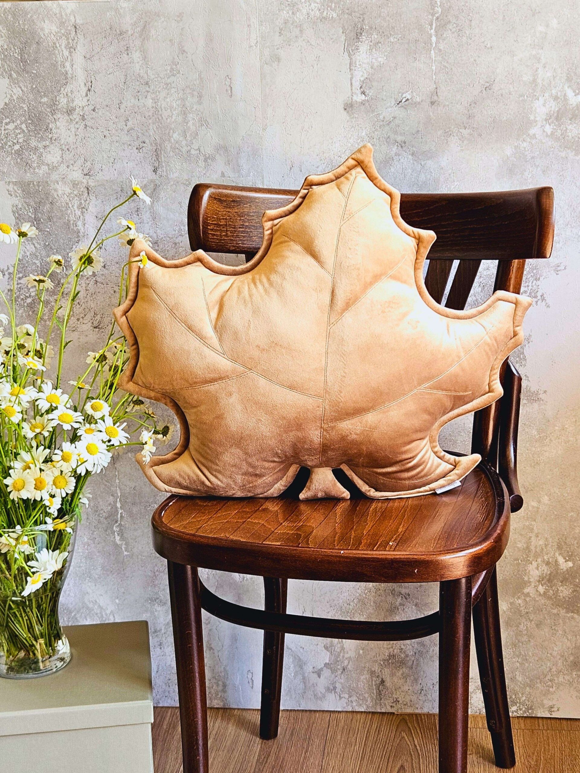 Beżowa poduszka dekoracyjna liść klonu w przytulnym salonie