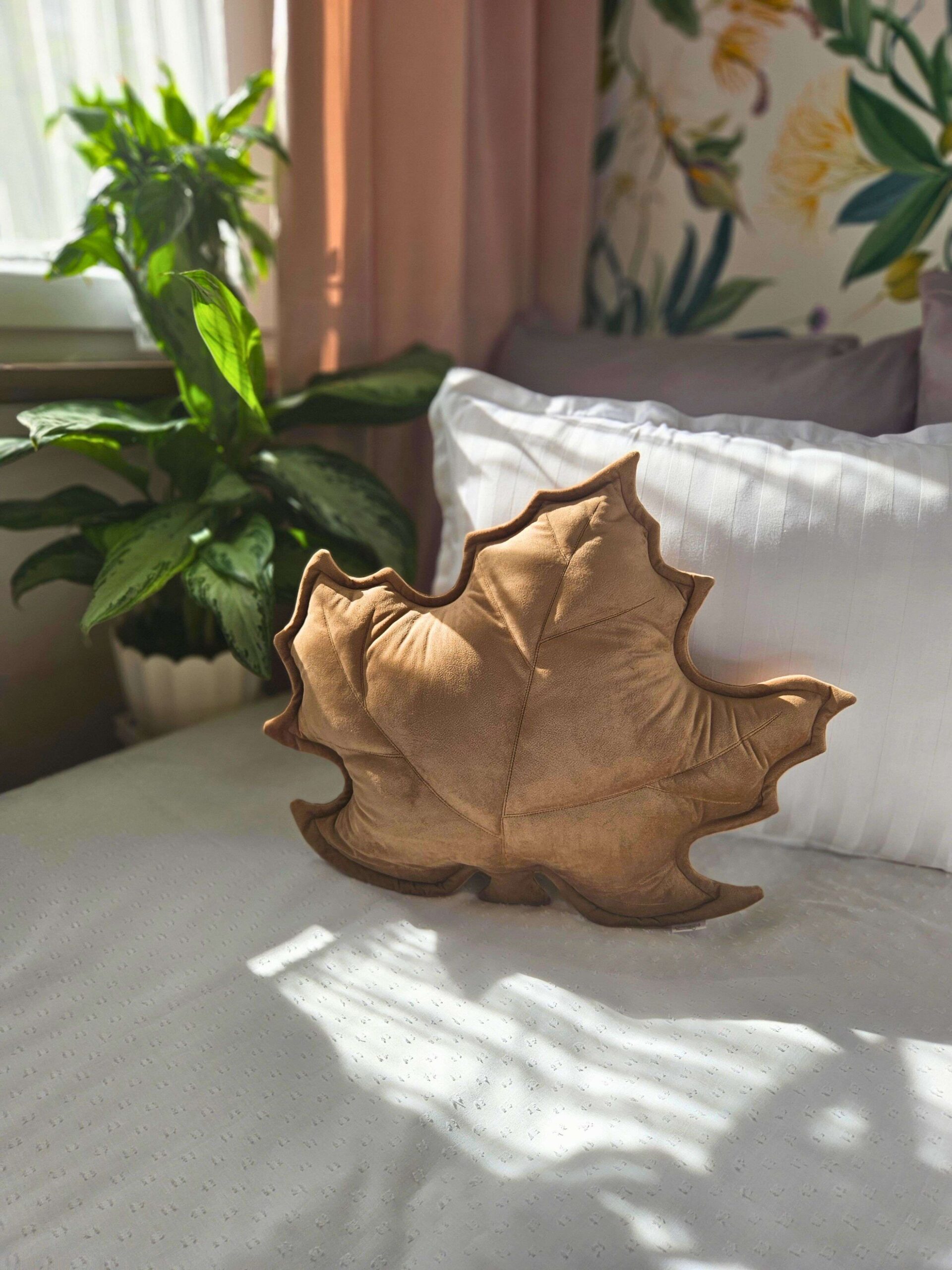 Beżowa poduszka dekoracyjna liść klonu w przytulnym salonie