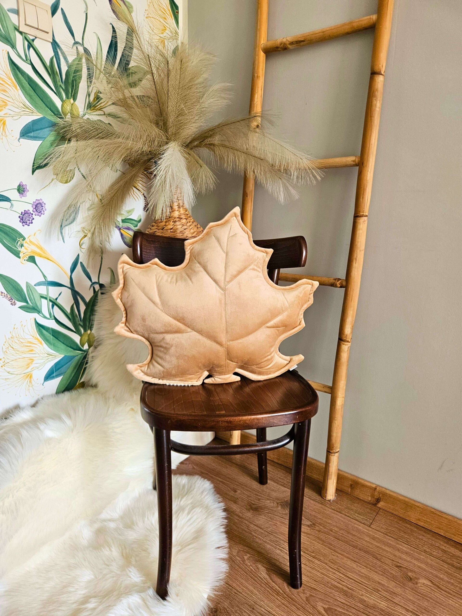 Beżowa poduszka dekoracyjna liść klonu w przytulnym salonie