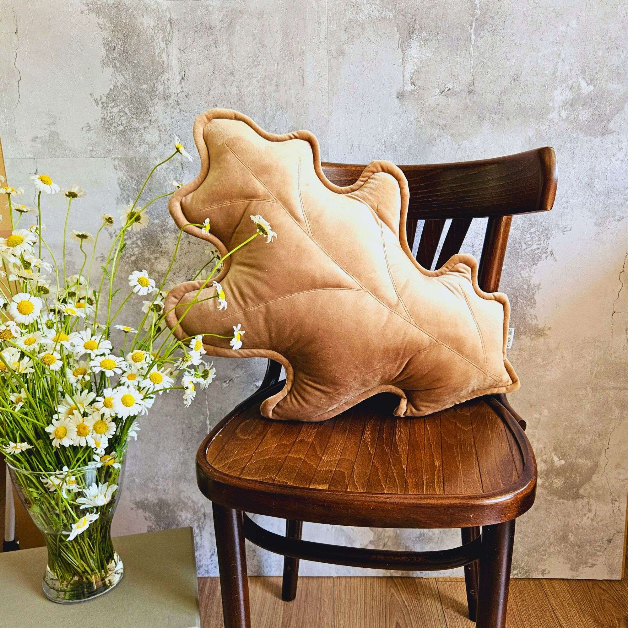 Beżowa poduszka dekoracyjna liść dębu w eleganckim salonie