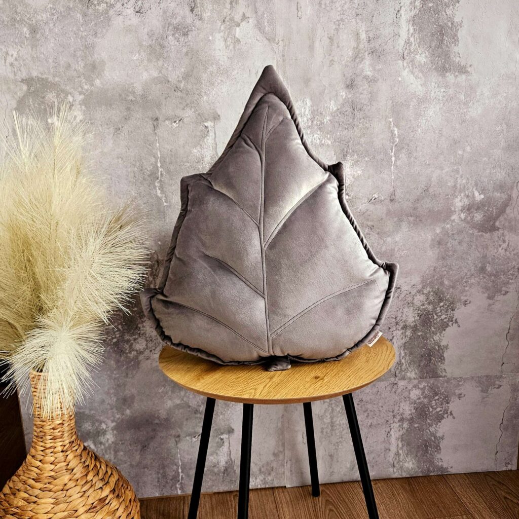 Srebrna poduszka dekoracyjna liść brzozy z połyskującego weluru