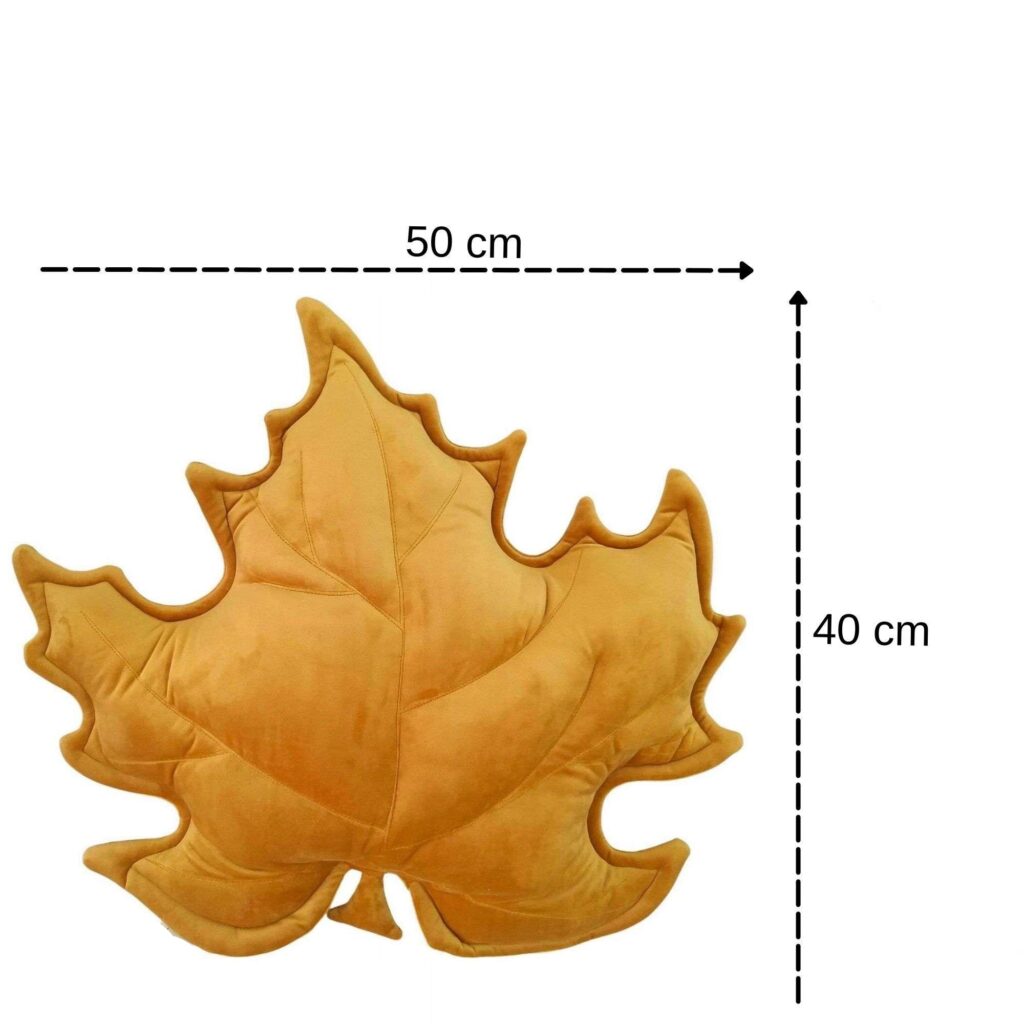 Musztardowa poduszka dekoracyjna w kształcie liścia klonu na szarej kanapie - sposób na przytulny salon.
