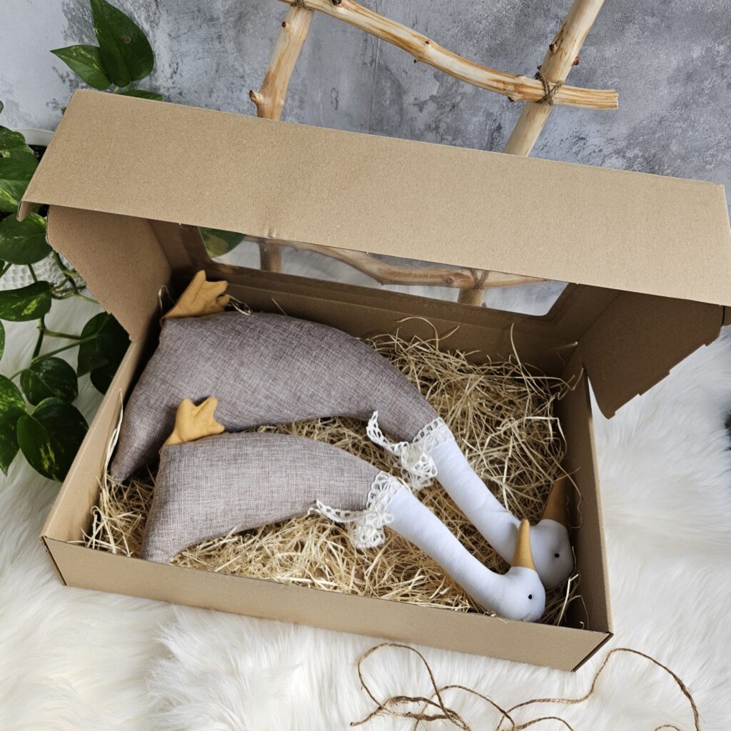 Zestaw sielskich dekoracji dwie gęsi i zając zapakowane na prezent