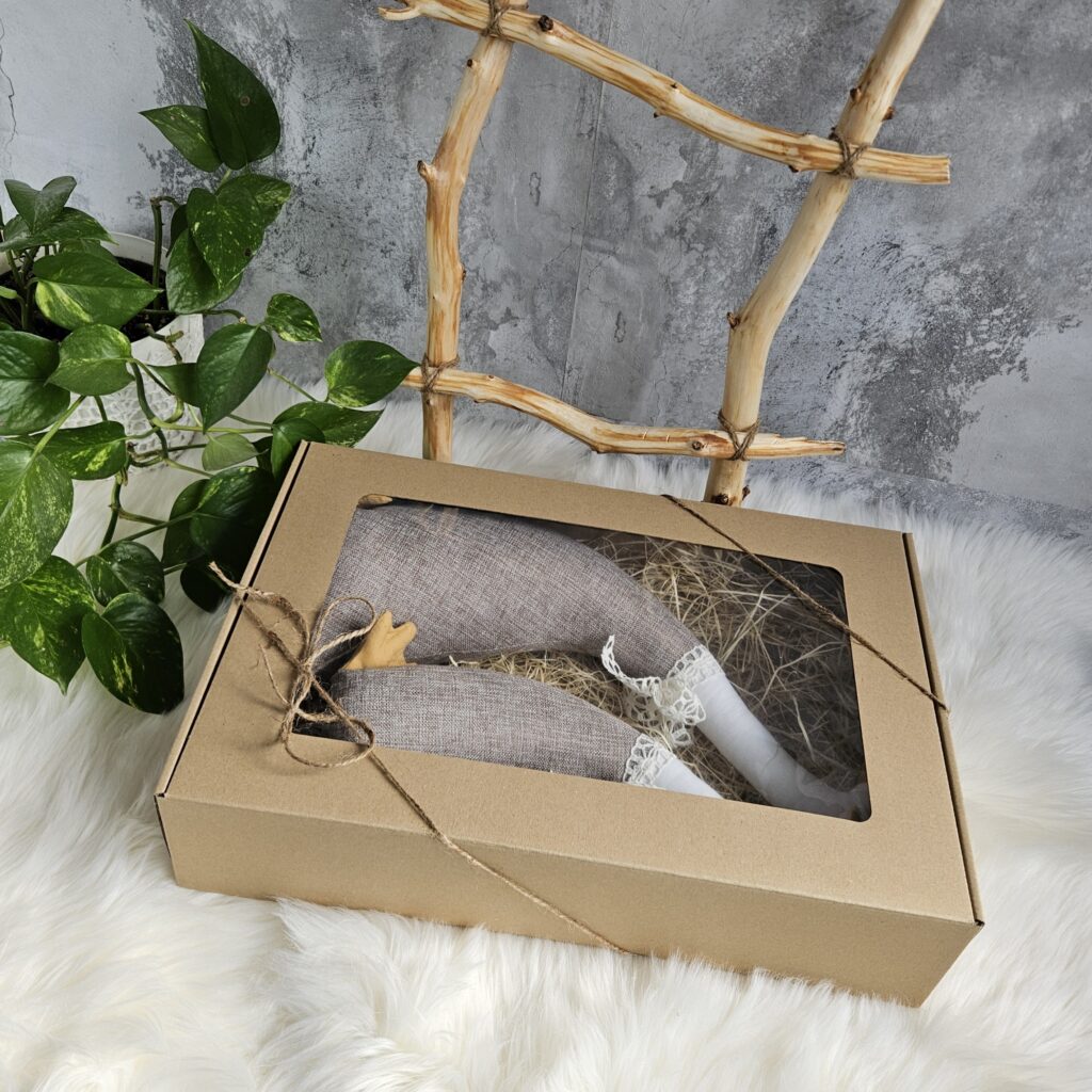 Zestaw sielskich dekoracji dwie gęsi i zając zapakowane na prezent