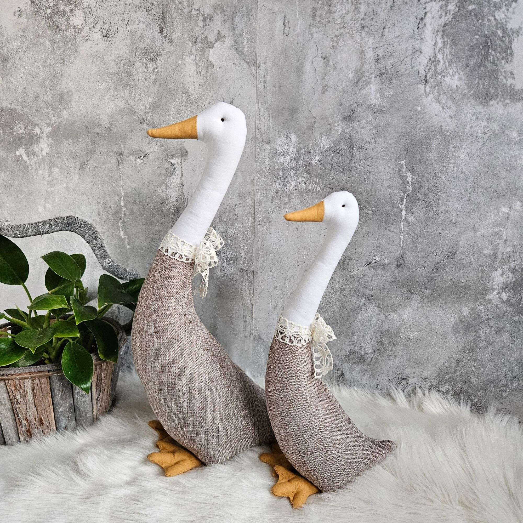 Zestaw sielskich dekoracji dwie gęsi i zając ręcznie szyte w Polsce w stylu rustykalnym
