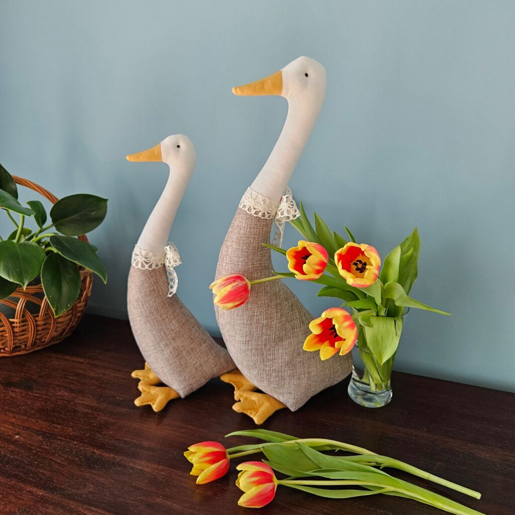 Zestaw sielskich dekoracji dwie gęsi i zając ręcznie szyte w Polsce w stylu rustykalnym