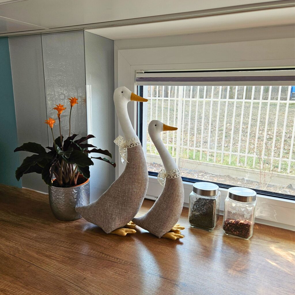 Zestaw sielskich dekoracji dwie gęsi i zając ręcznie szyte w Polsce w stylu rustykalnym