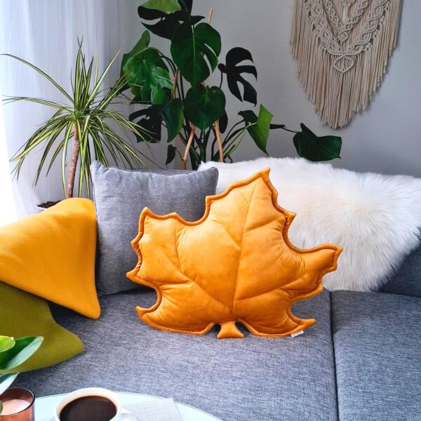 Musztardowa poduszka dekoracyjna liść klonu