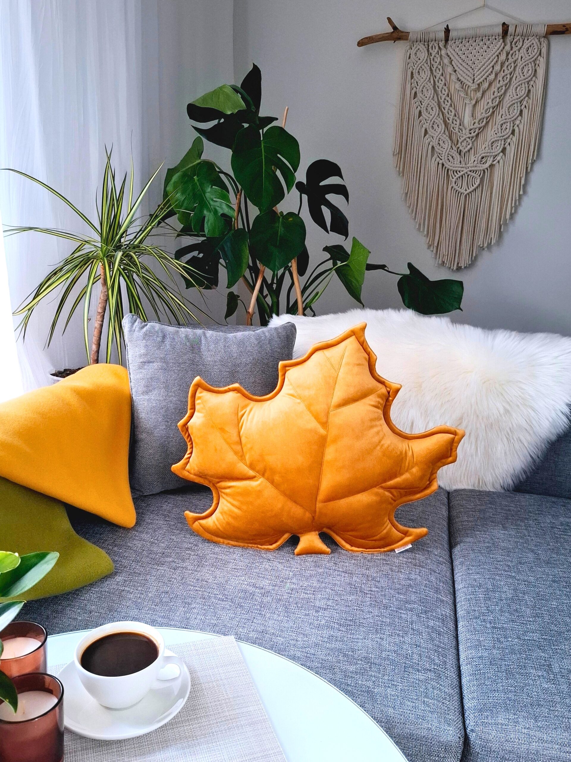 Musztardowa poduszka dekoracyjna liść klonu