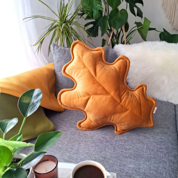 Musztardowa poduszka liść dębu jako dekoracja przytulnego salonu