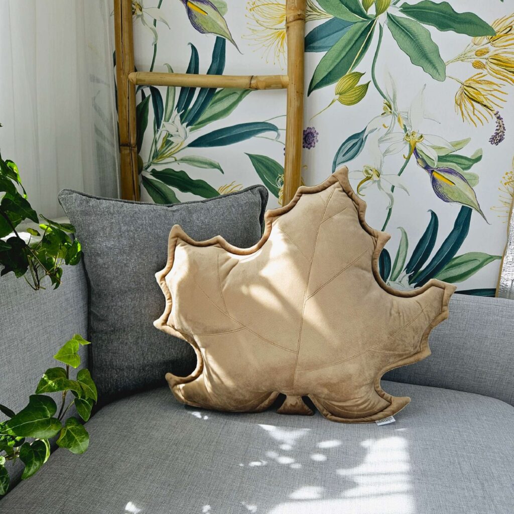 Beżowa poduszka dekoracyjna liść klonu w przytulnym salonie