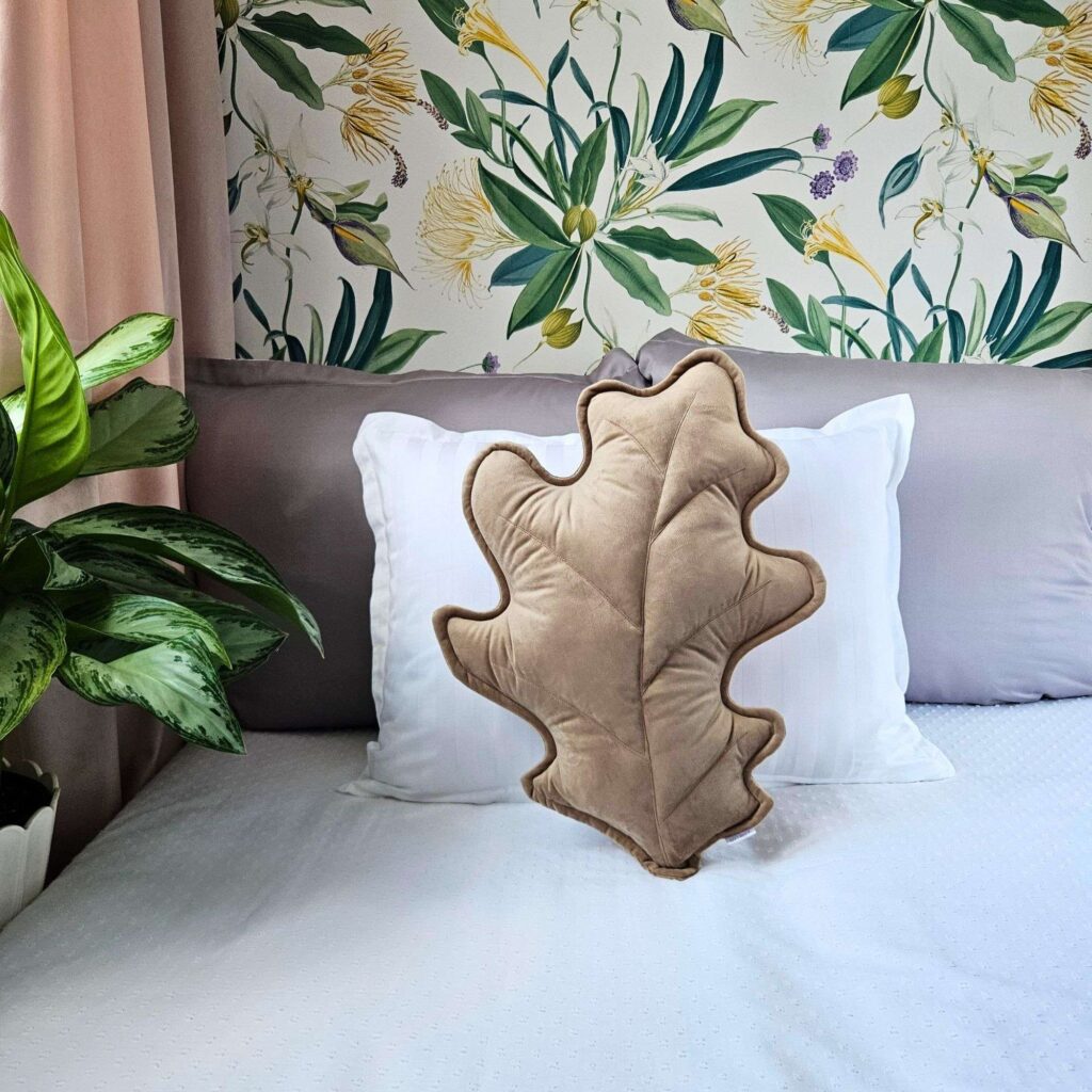 Beżowa poduszka dekoracyjna liść dębu w eleganckim salonie
