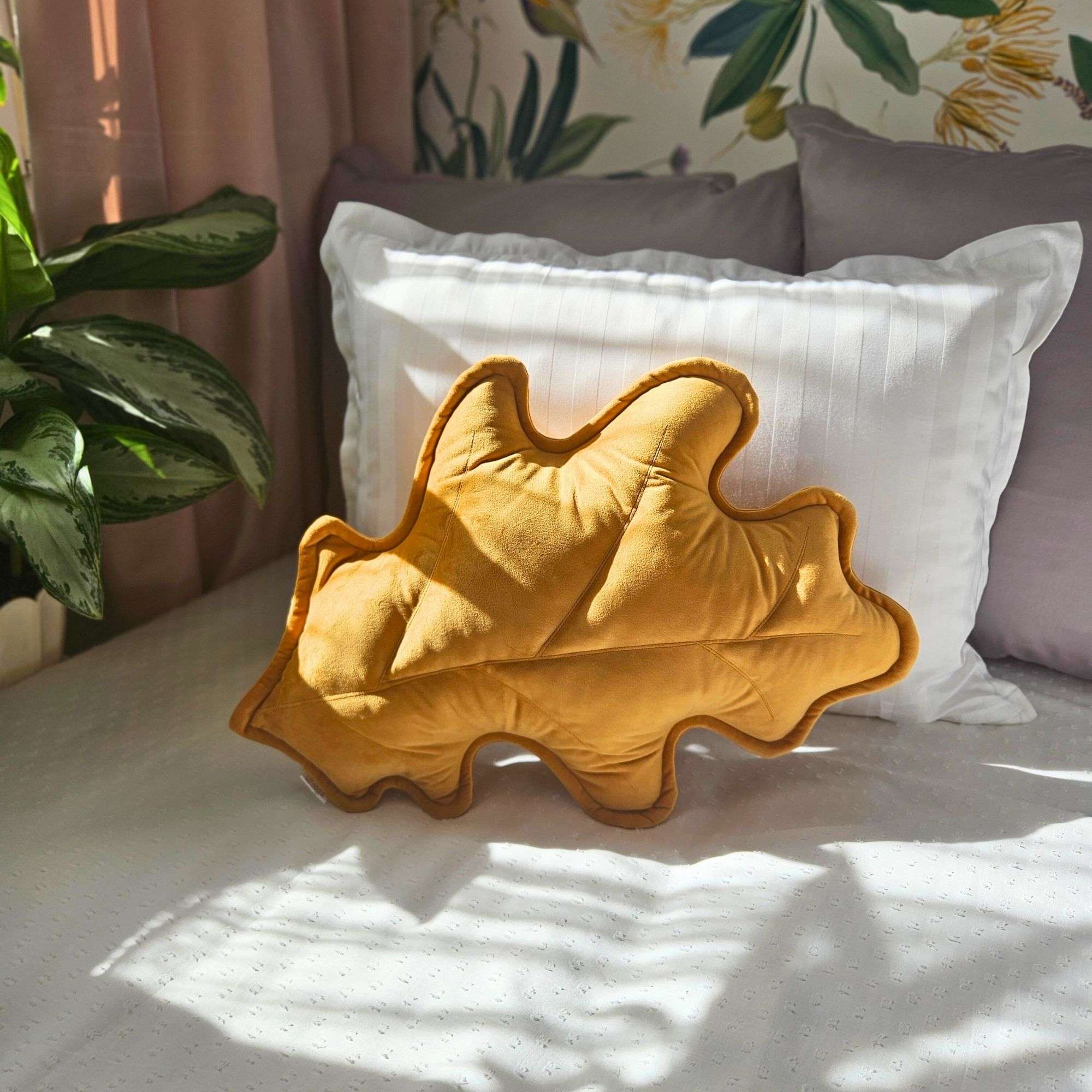 Musztardowa poduszka liść dębu jako dekoracja przytulnego salonu