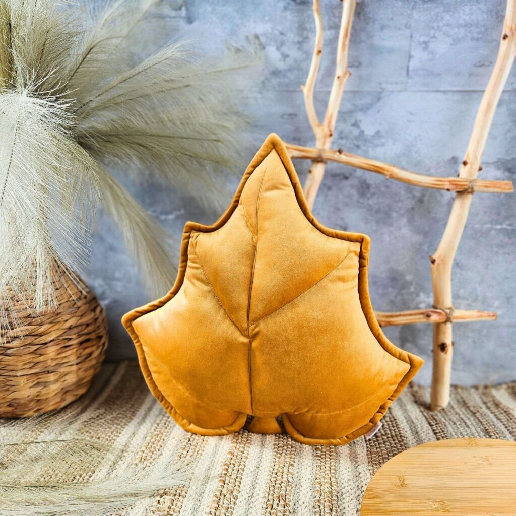 Żółta poduszka dekoracyjna liść brzozy w jasnym salonie