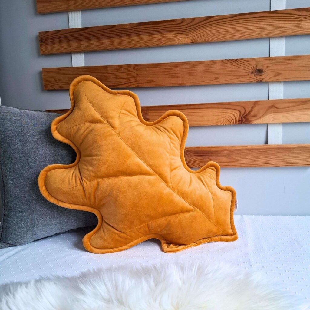 Musztardowa poduszka liść dębu jako dekoracja przytulnego salonu