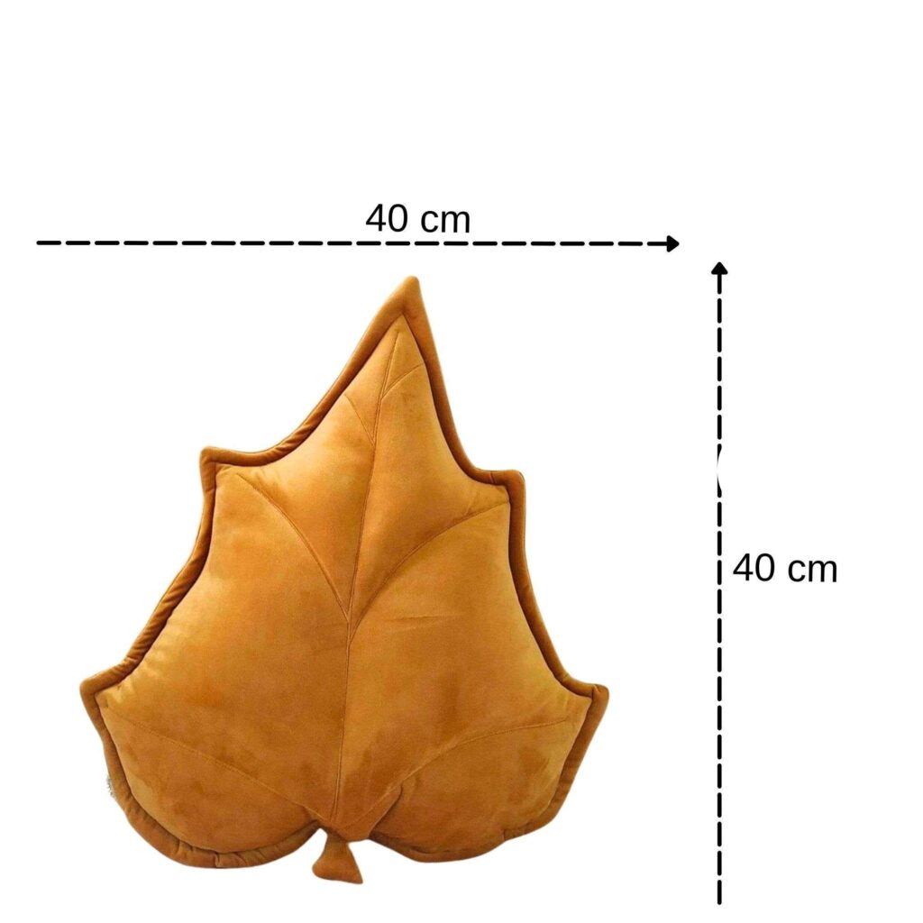 Żółta poduszka dekoracyjna liść brzozy w jasnym salonie