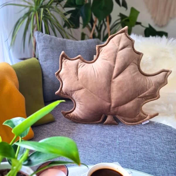 Beżowa poduszka dekoracyjna liść klonu w przytulnym salonie