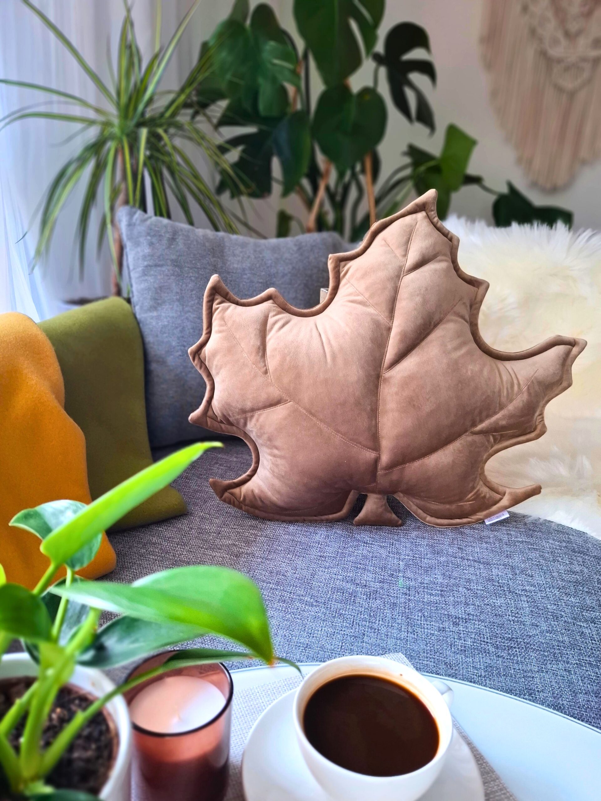 Beżowa poduszka dekoracyjna liść klonu w przytulnym salonie