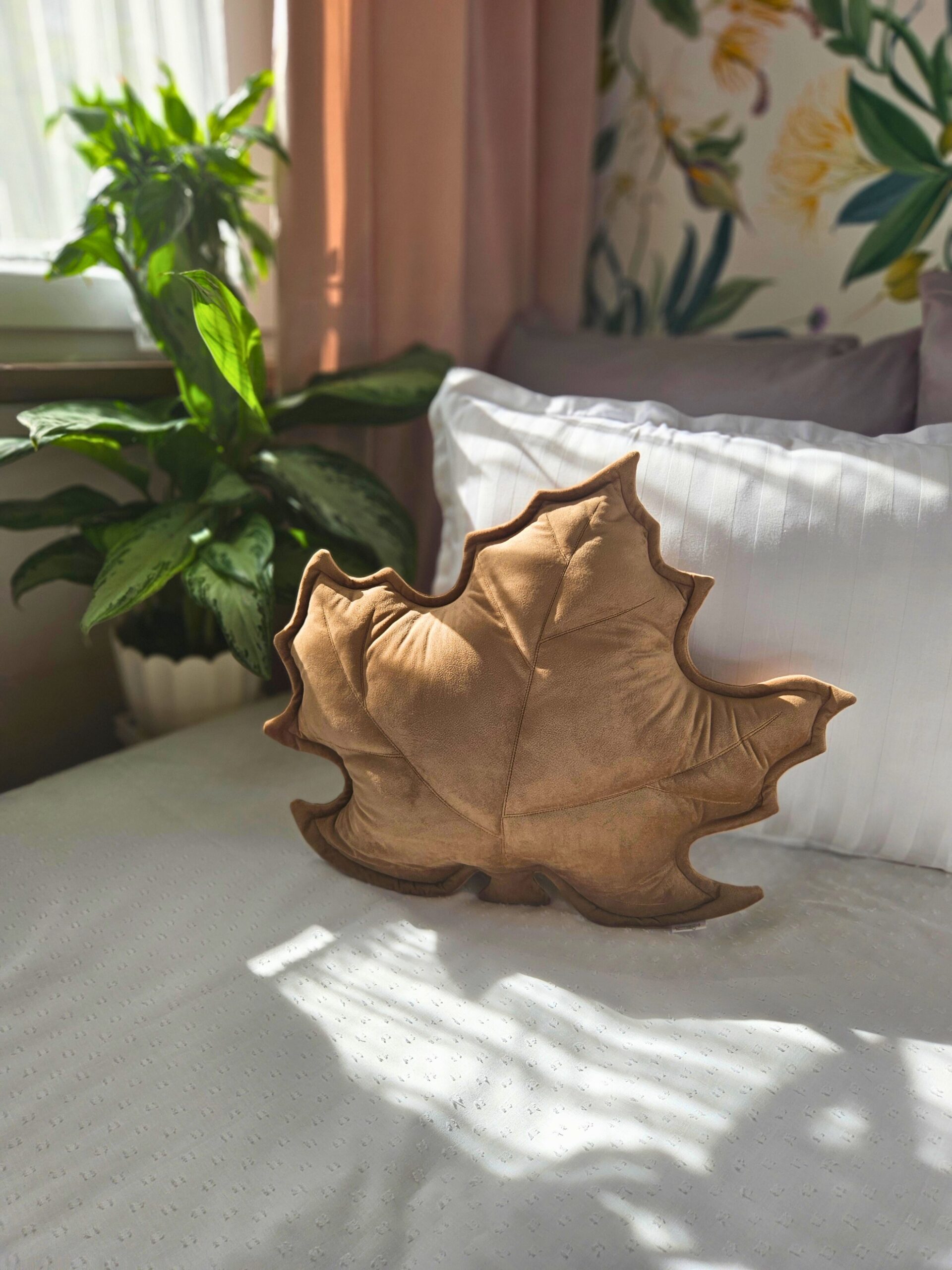 Beżowa poduszka dekoracyjna liść klonu w przytulnym salonie